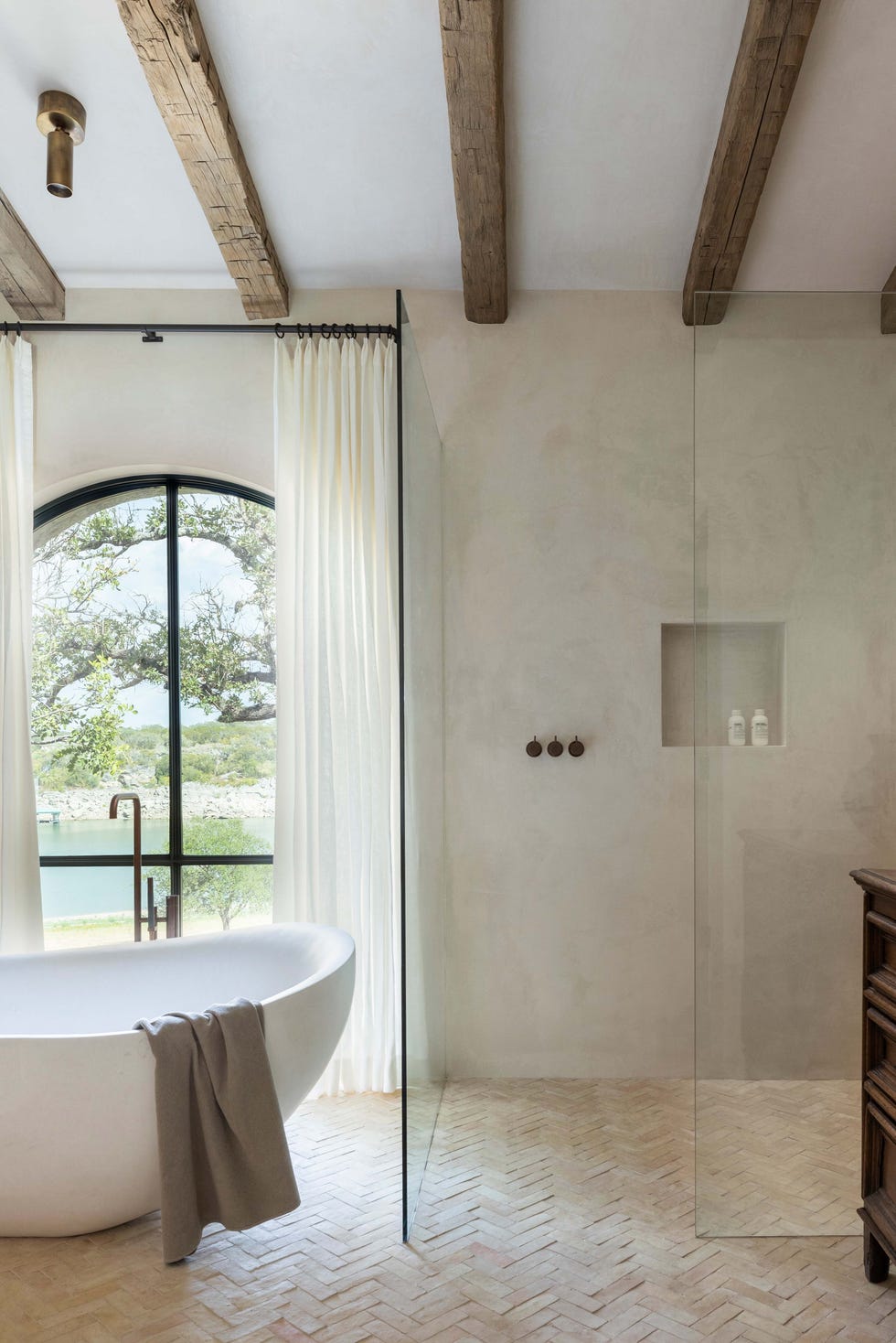 10 Stunning Doorless Walk In Shower Ideas for a Modern Bathroom - Image 3